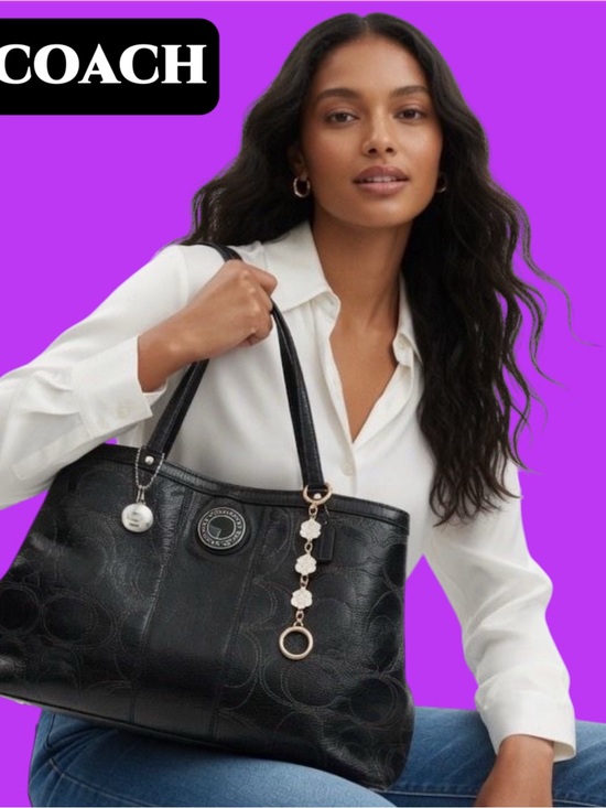 Coach Handbags - Vintage Coach kiss lock soho shoulder bag Black Leather with Signature Charm